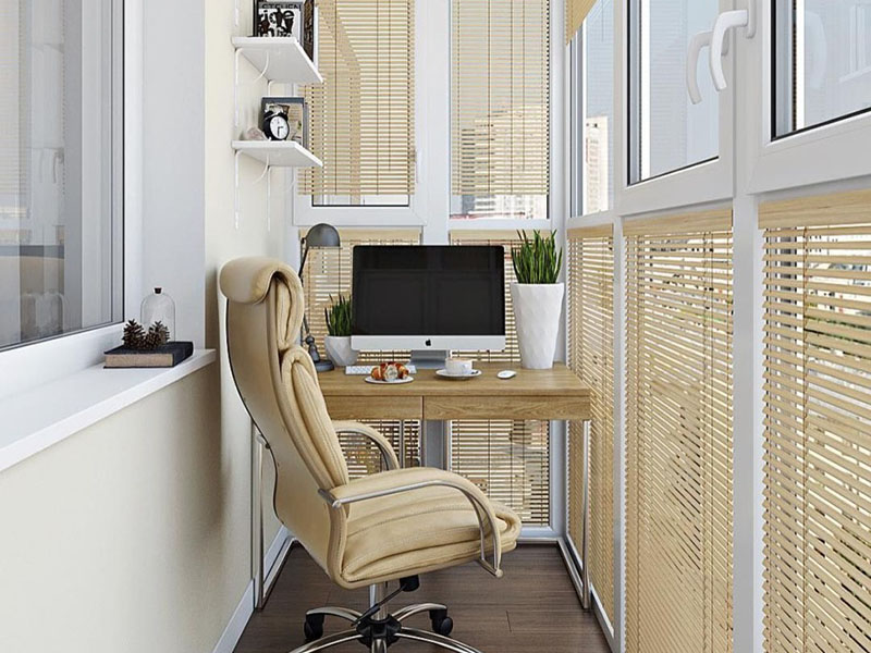 Как сделать тёплый и тихий рабочий уголок на обычной лоджии 