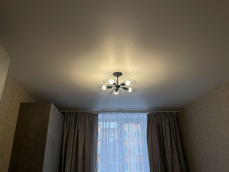 Натяжной потолок в гостиной