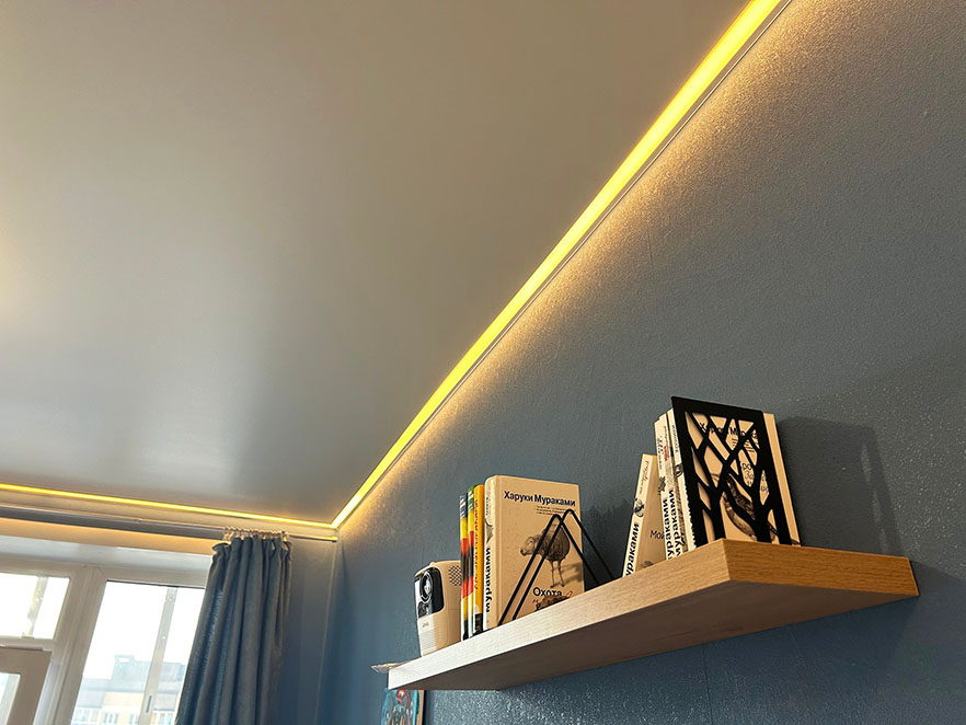 Натяжной потолок - контурный с теплым светом