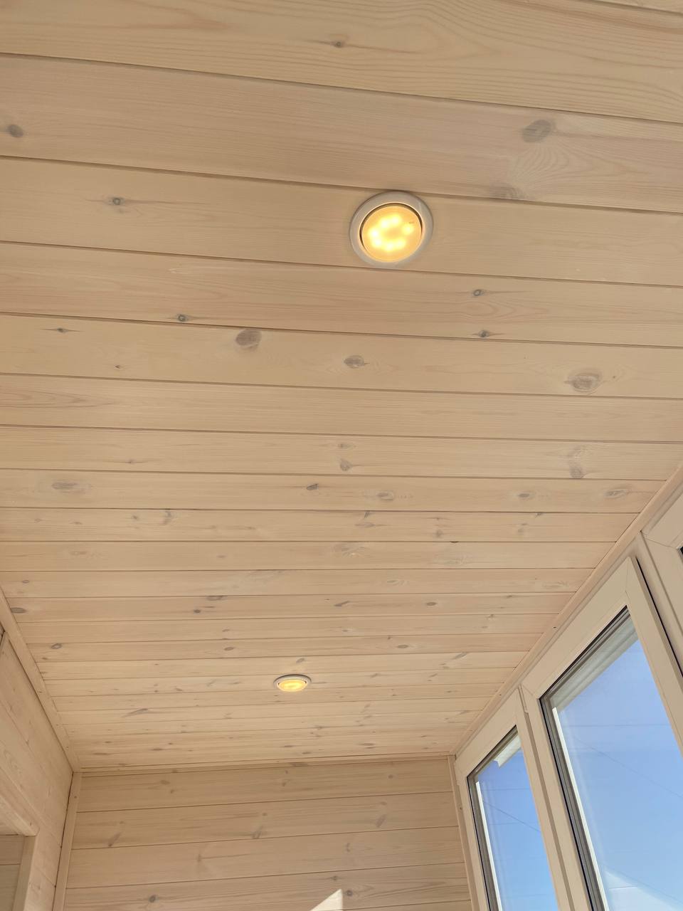 Остекление балкона с обшивкой вагонкой 