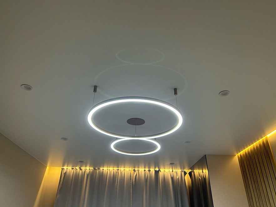 Комбинированное освещение: парящий потолок и люстра