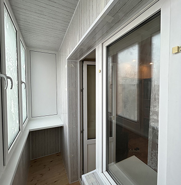 ПВХ остекление лоджии с обшивкой МДФ панелями 