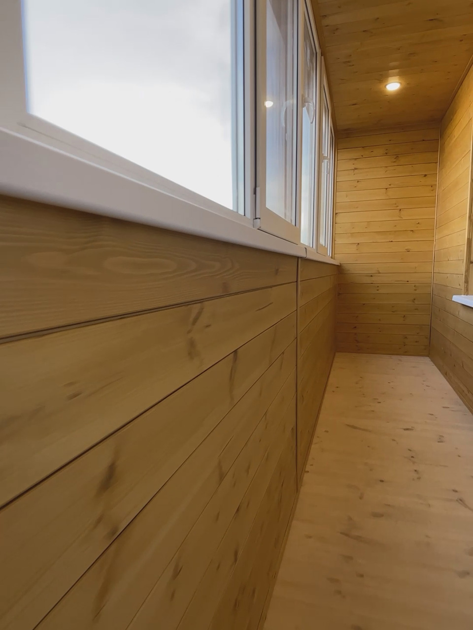 Теплое остекление лоджии с обшивкой деревянной вагонкой