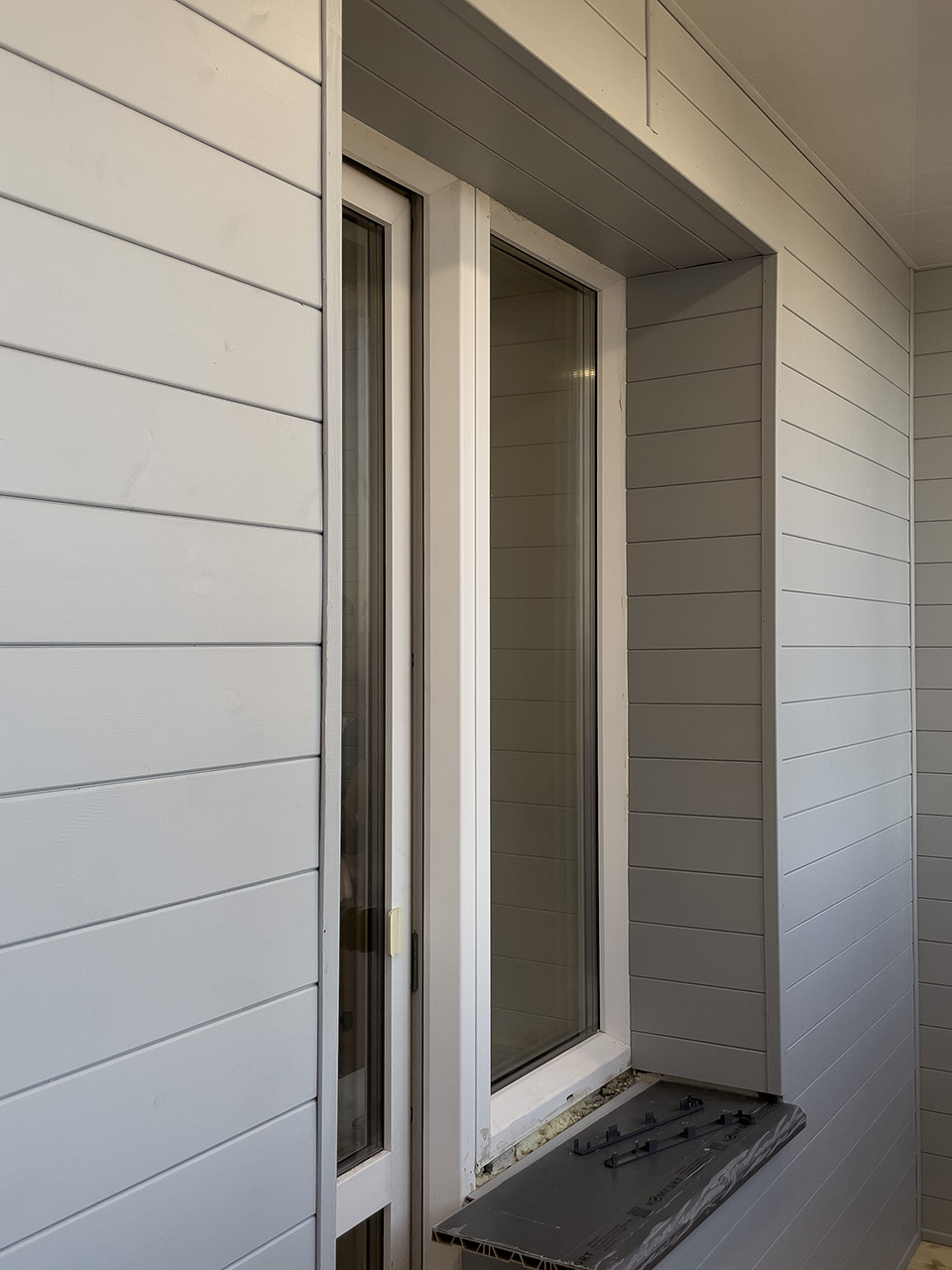 Остекление лоджии с обшивкой вагонкой