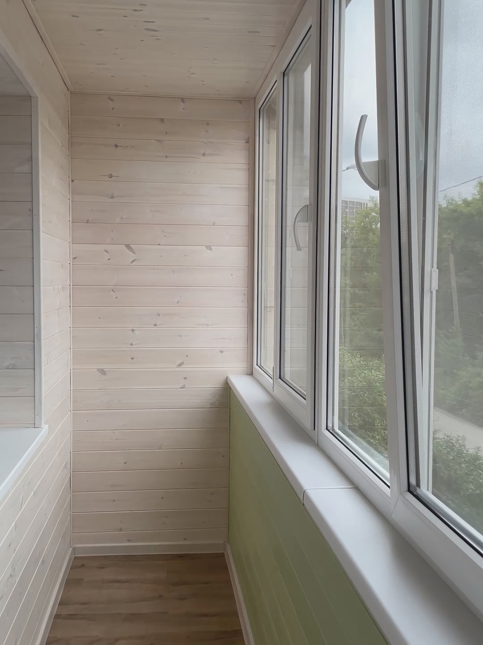 Остекление и обшивка зеленой вагонкой 