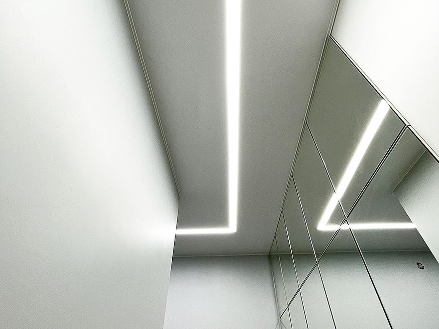 Световые линии в коридоре