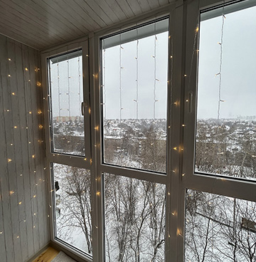 Лоджия с панорамным остеклением и обшивкой МДФ панелями