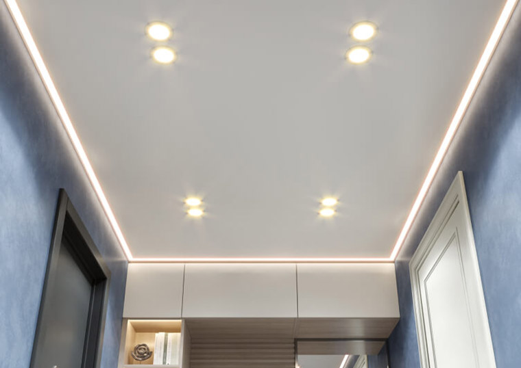 Потолок с контурным профилем в прихожей