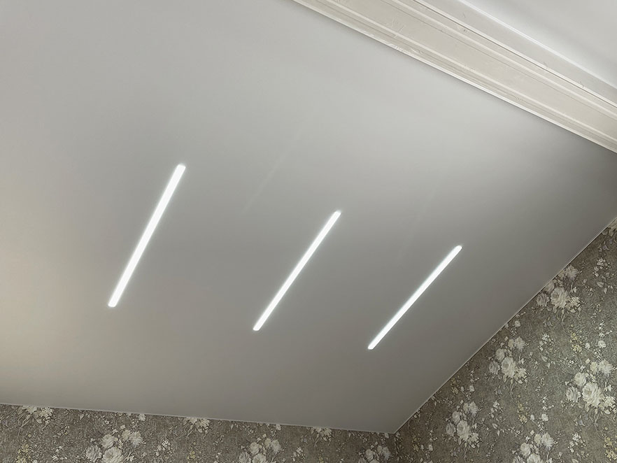Cветовые линии + белый матовый потолок