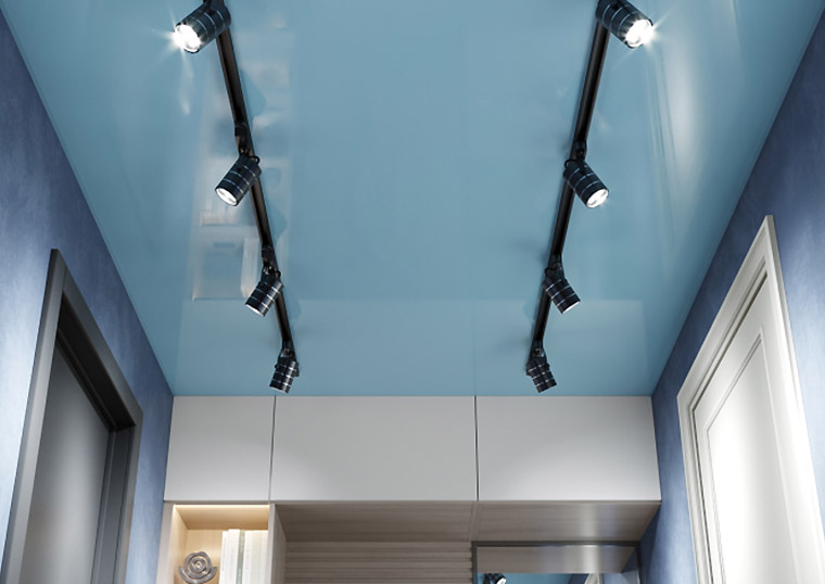 Цветной глянцевый потолок