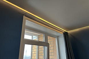 Натяжной потолок - контурный с теплым светом